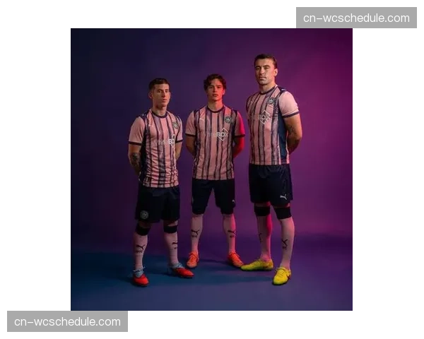 消息：某运动品牌发布2026年春季德甲球队训练服系列，主打轻量化以适应压迫训练