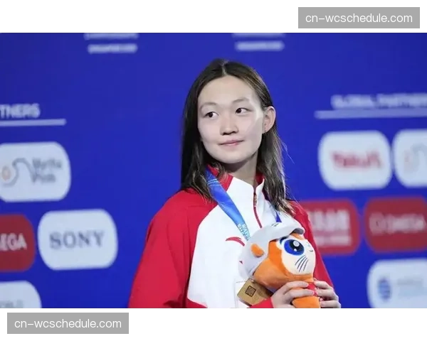 镜头:李冰洁800自夺金后累瘫在池边,被队友搀扶起身