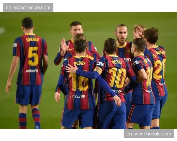 通讯：一场保级六分战，阿尔梅里亚与巴拉多利德球迷的看台百态