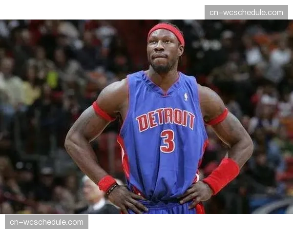 特写：退役名宿本·华莱士现身活塞训练馆，亲自示范低位防守的卡位技巧