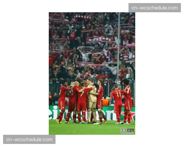 安联球场暴雨中的经典对决：拜仁巴黎球员冒雨奋战90分钟